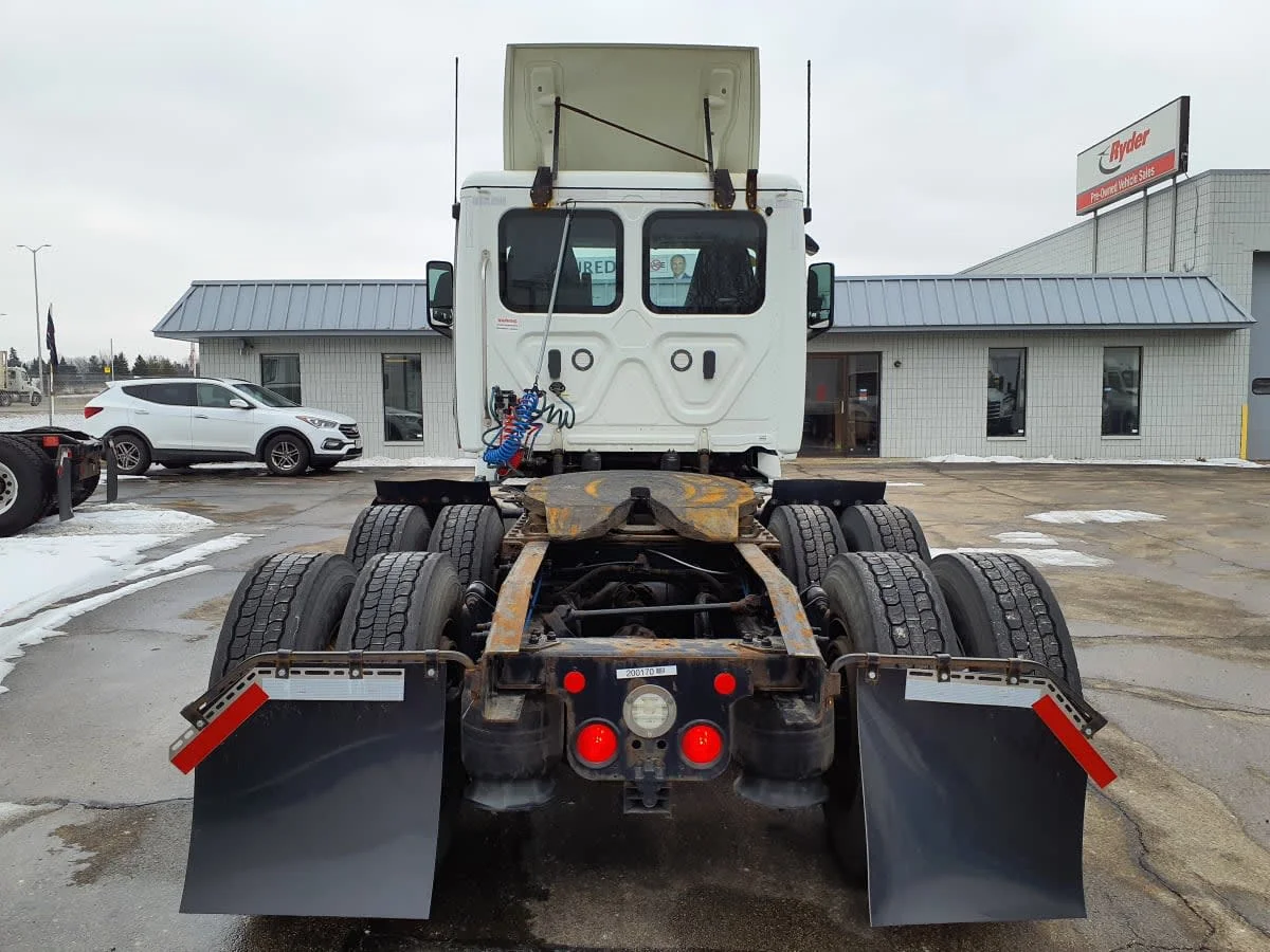 2020 Freightliner Cascadia in Oak Creek, WI — photo 5