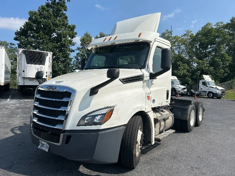 2019 Freightliner Cascadia in Harrisburg, PA — photo 3