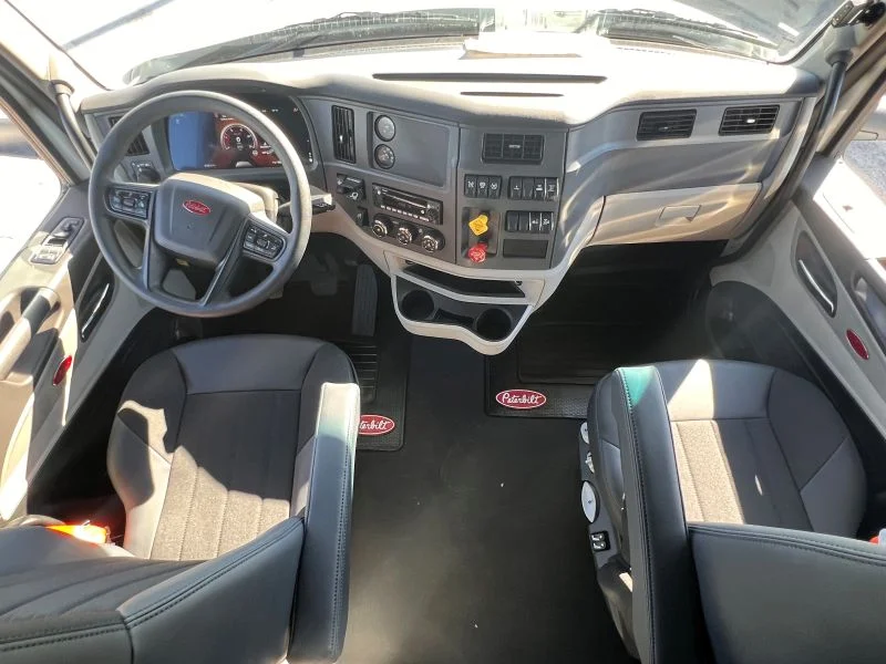 2025 Peterbilt 579 in Fort Lauderdale, FL — photo 3