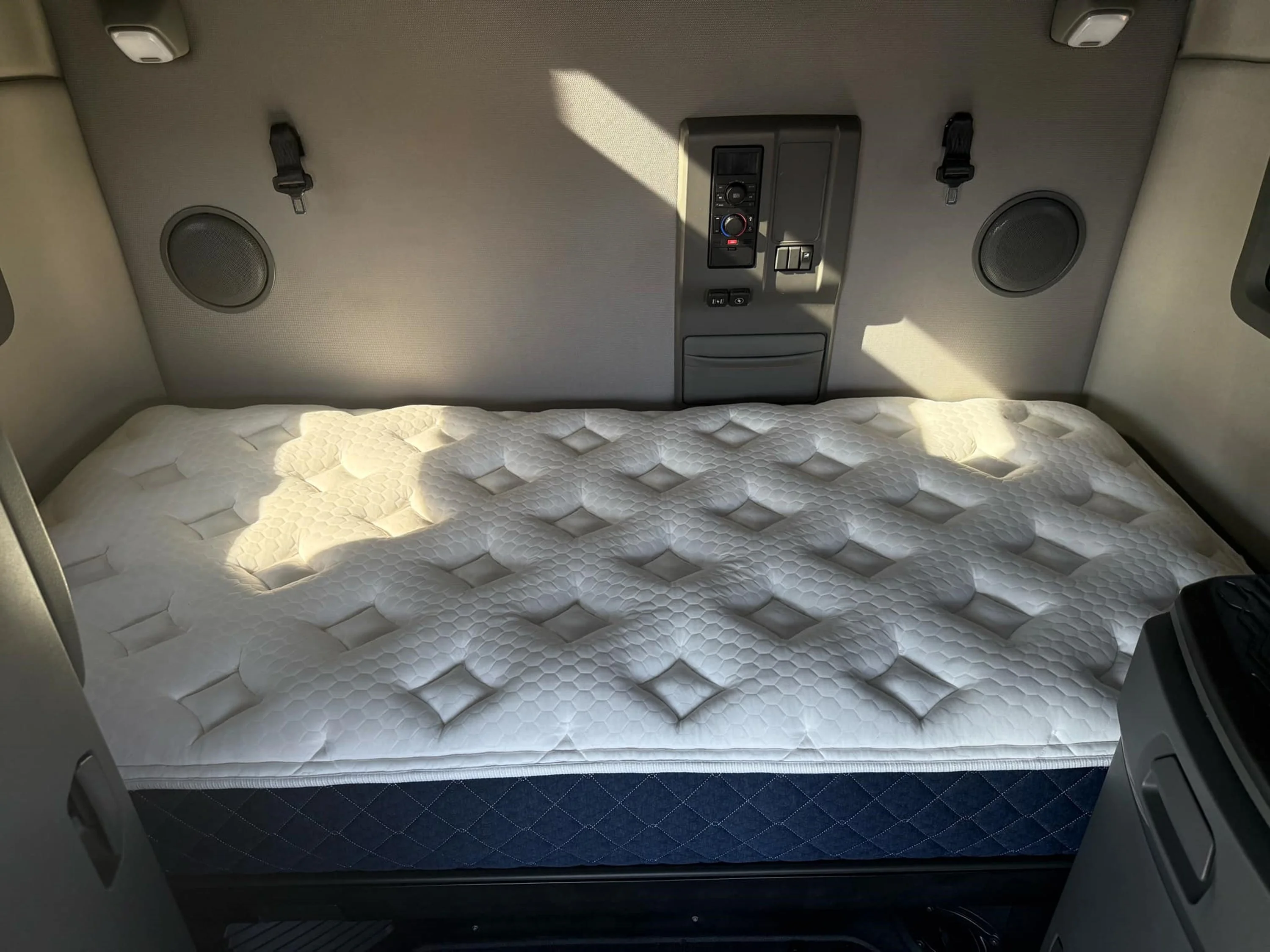 2021 Volvo VNL 760 - image 17