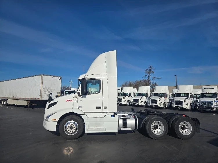 2021 Volvo VNR 640 - image 4