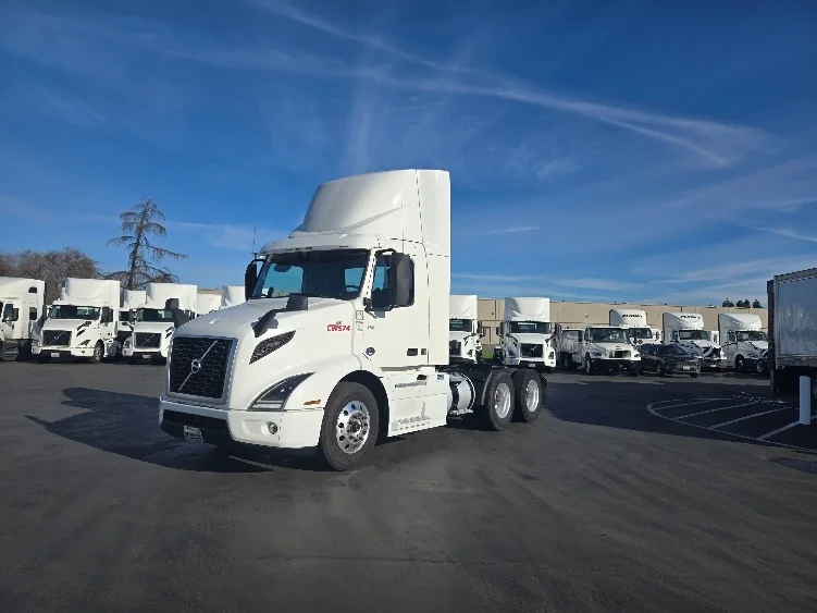 2021 Volvo VNR 640 - image 3