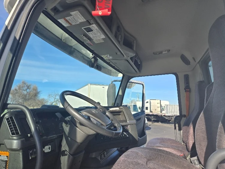 2021 Volvo VNR 640 - image 9