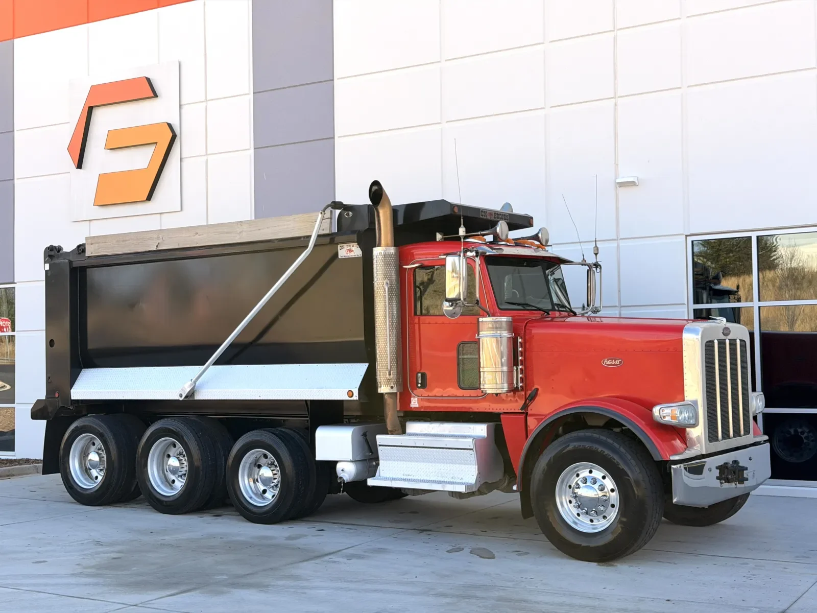 2021 Peterbilt 389 - image 2