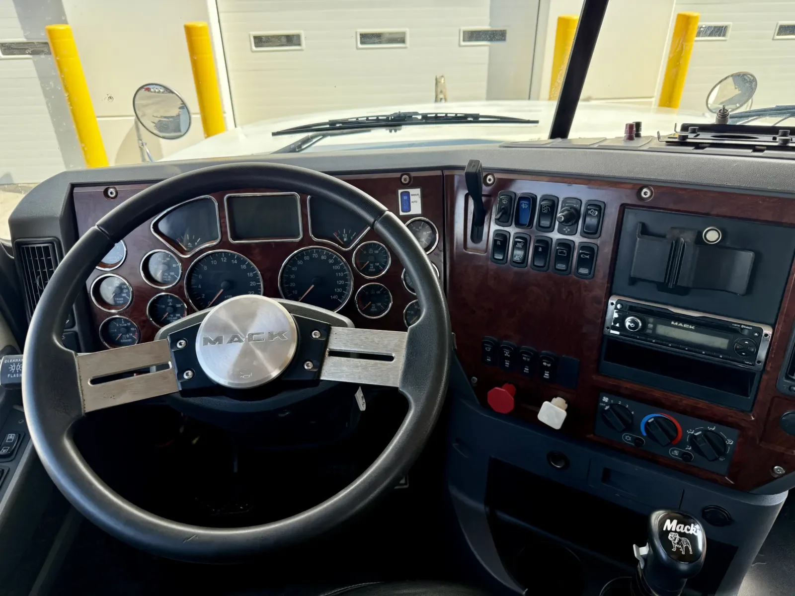 2013 Mack Pinnacle in New Lenox, IL — photo 16
