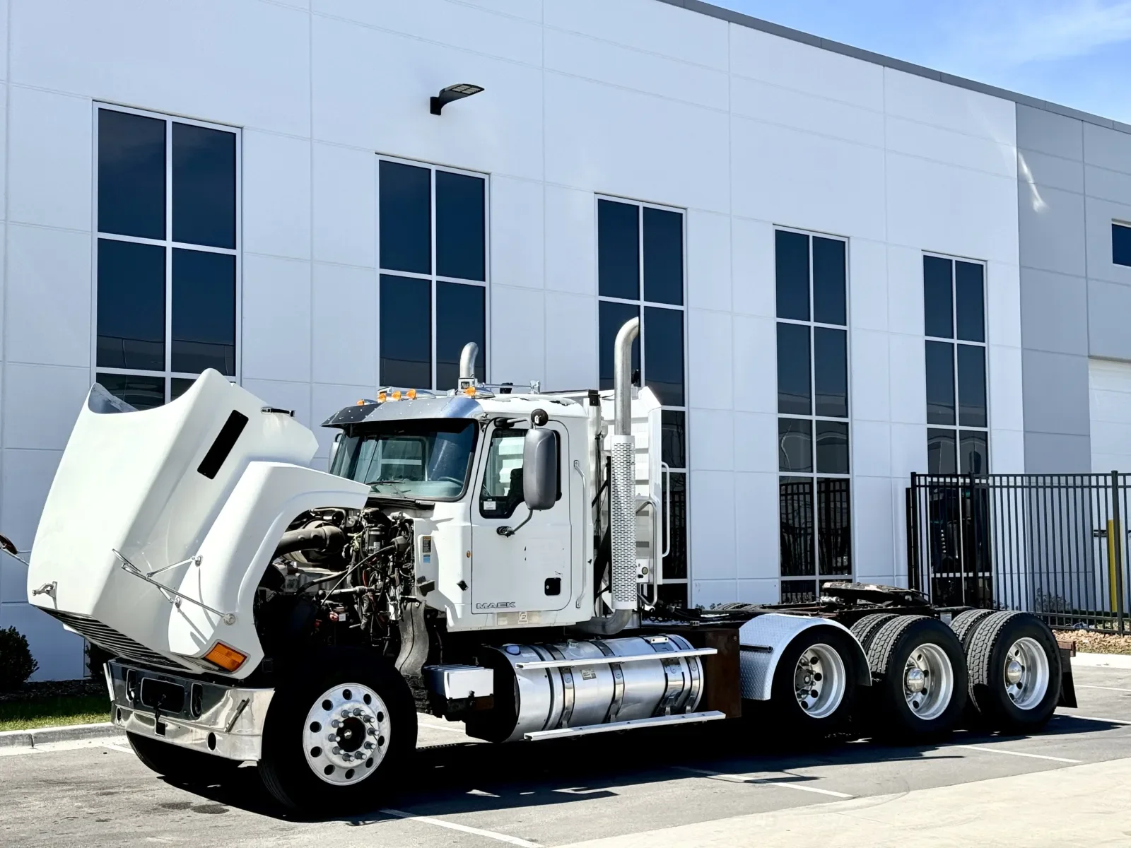 2013 Mack Pinnacle in New Lenox, IL — photo 10