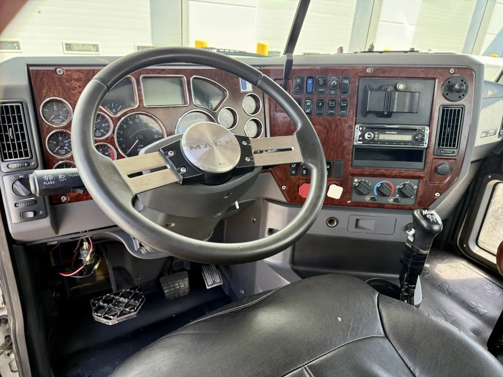 2013 Mack Pinnacle in New Lenox, IL — photo 15