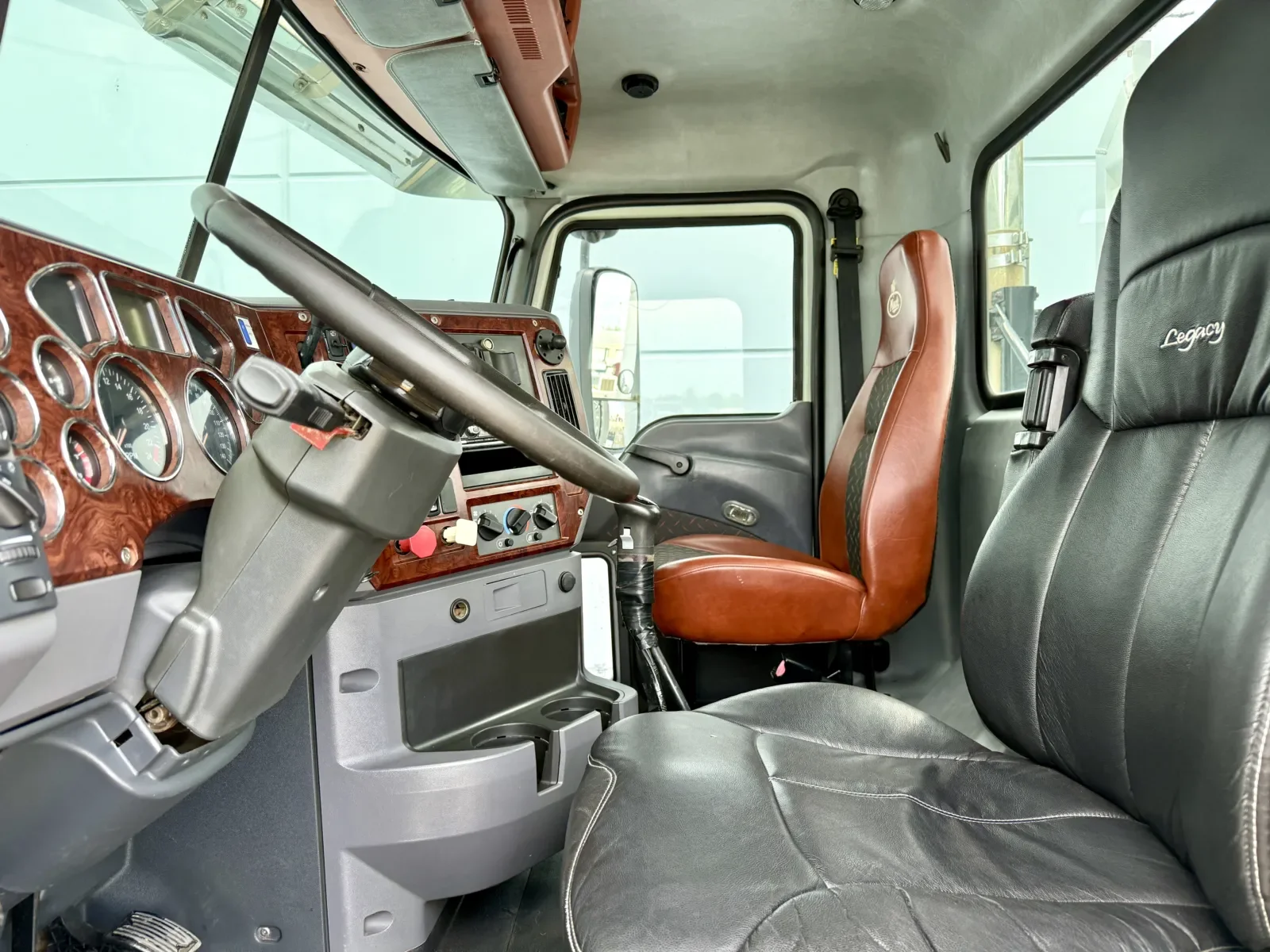 2013 Mack Pinnacle in New Lenox, IL — photo 14