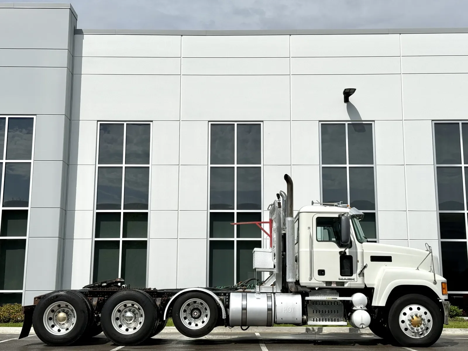 2013 Mack Pinnacle in New Lenox, IL — photo 3