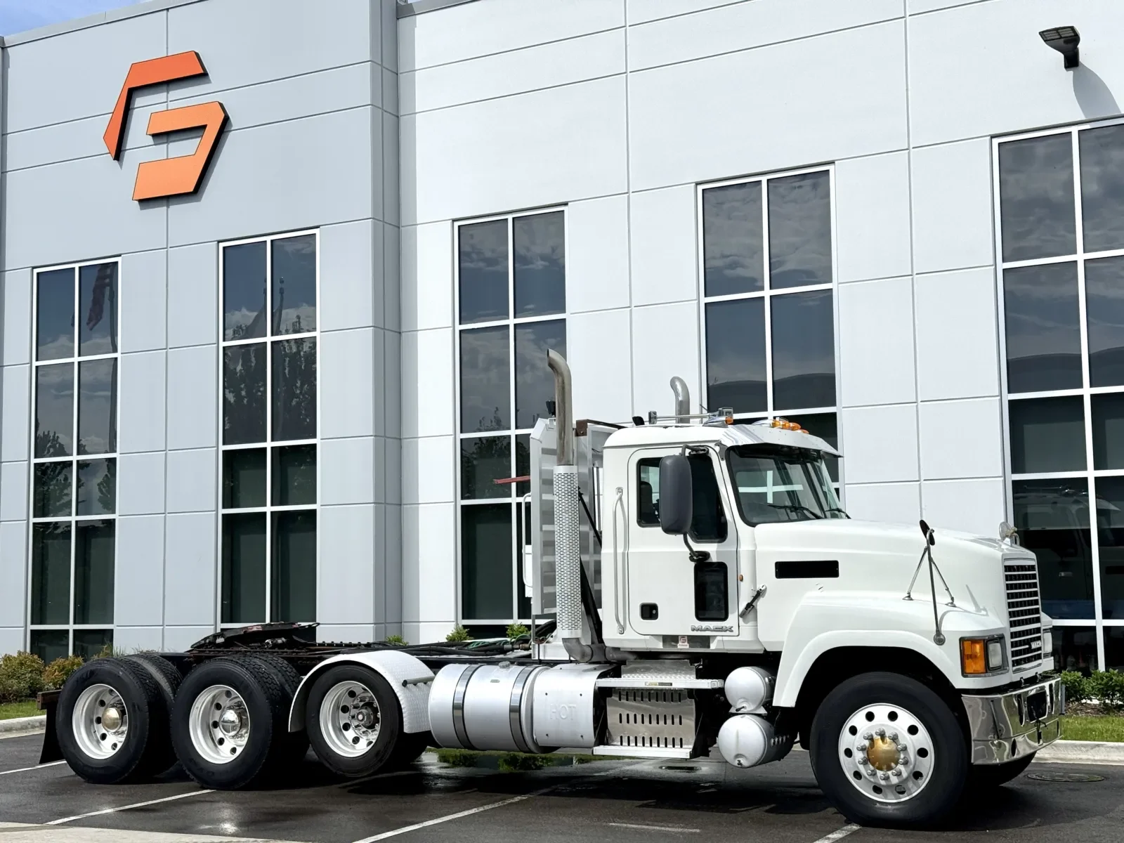 2013 Mack Pinnacle in New Lenox, IL — photo 2