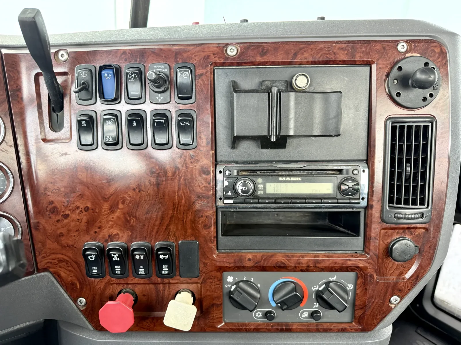 2013 Mack Pinnacle in New Lenox, IL — photo 18