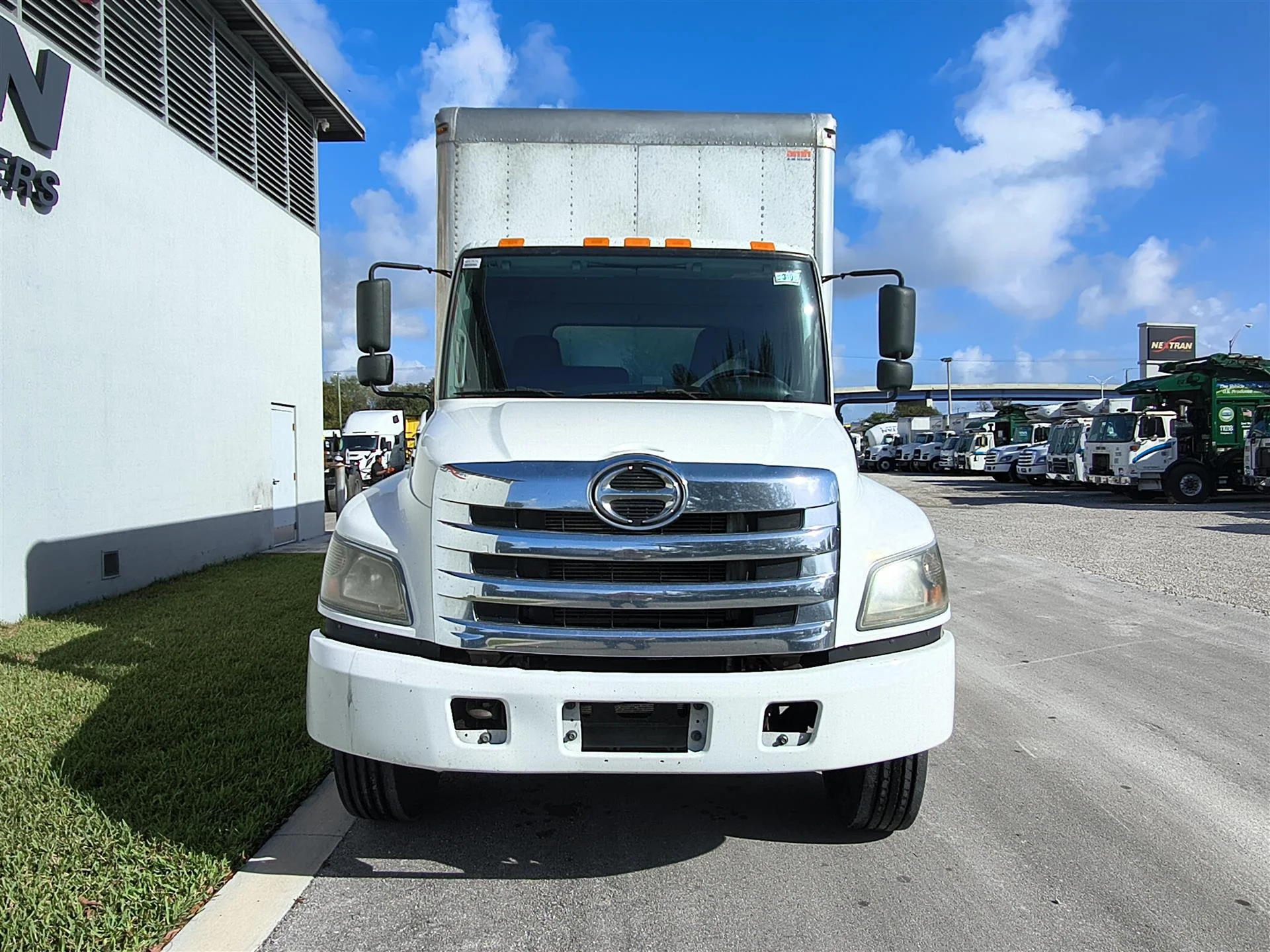 2020 Hino 268 - image 2