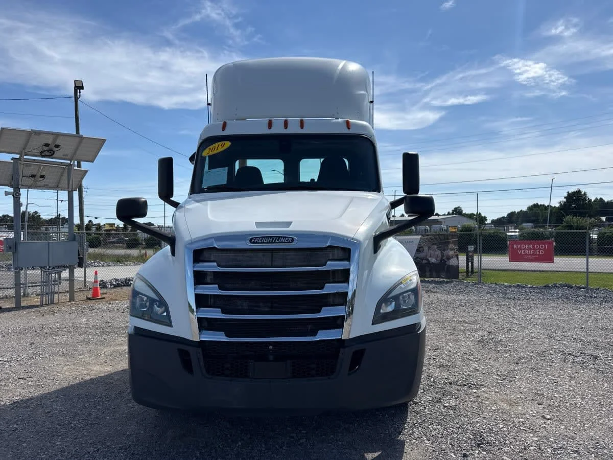 2019 Freightliner Cascadia in Birmingham, AL — photo 2