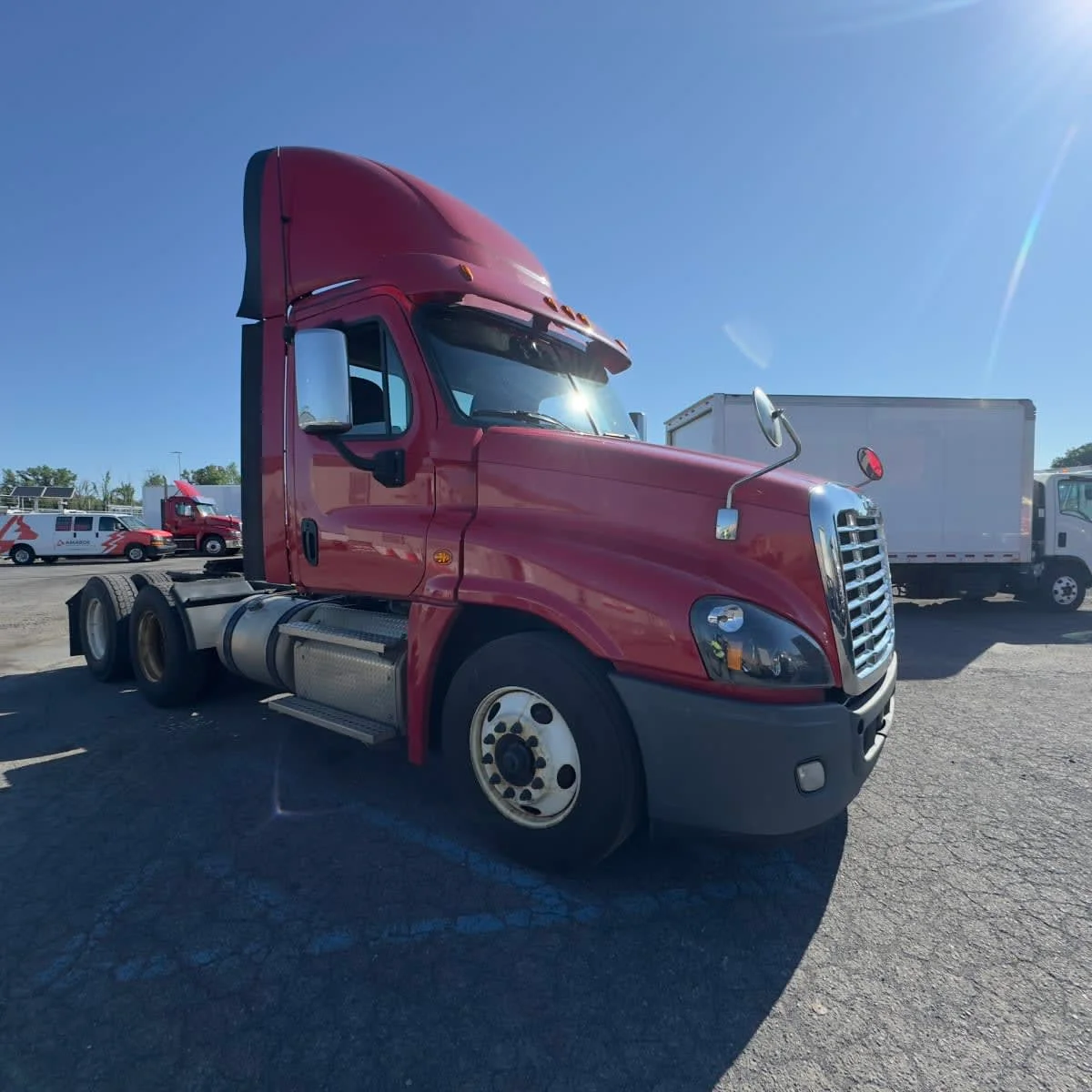 2019 Freightliner Cascadia - image 3