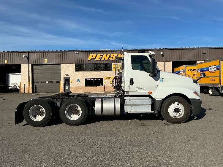 2018 International LT - image 8