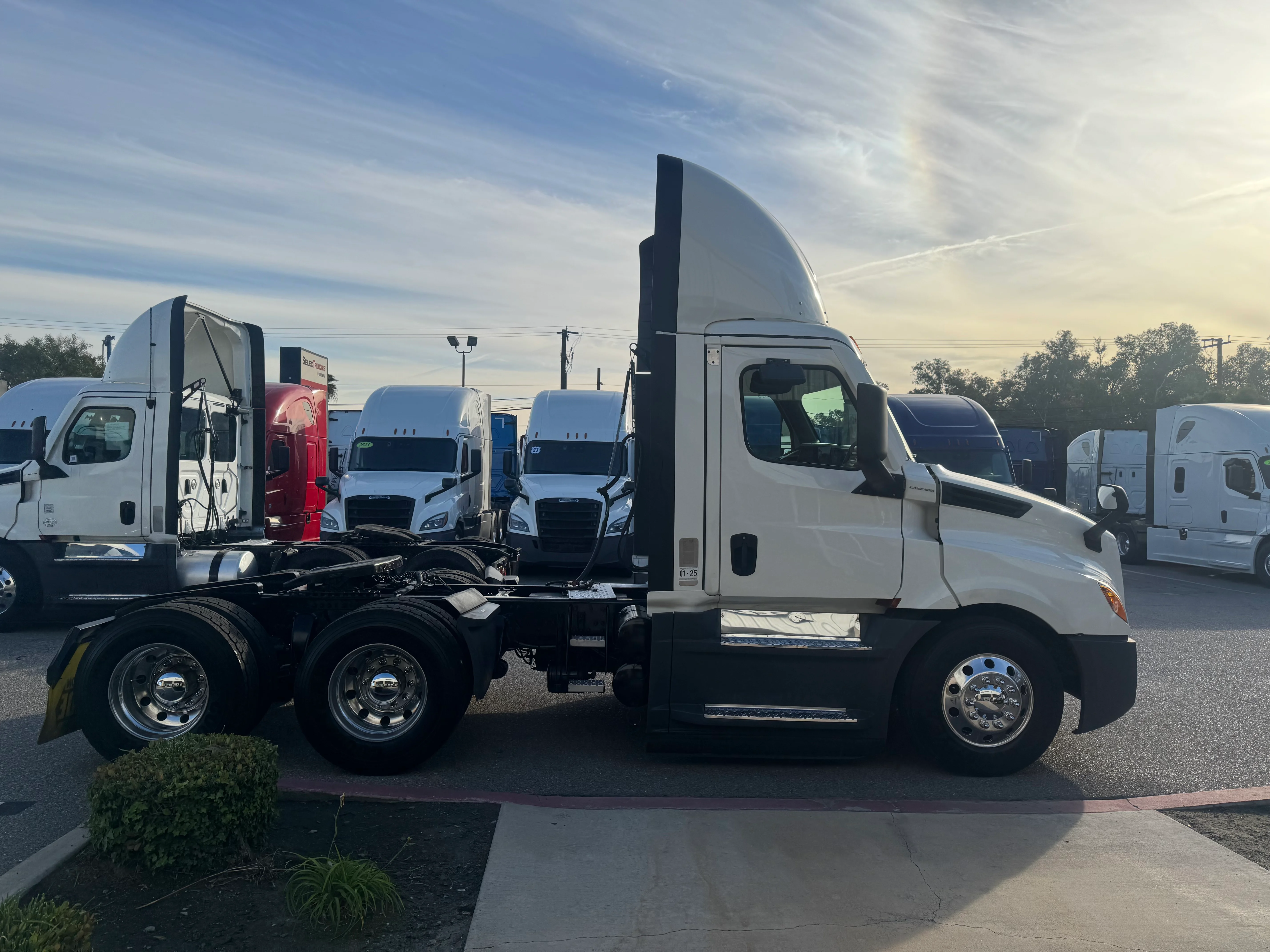 2021 Freightliner Cascadia in Selectrucks Fontana, CA — photo 7