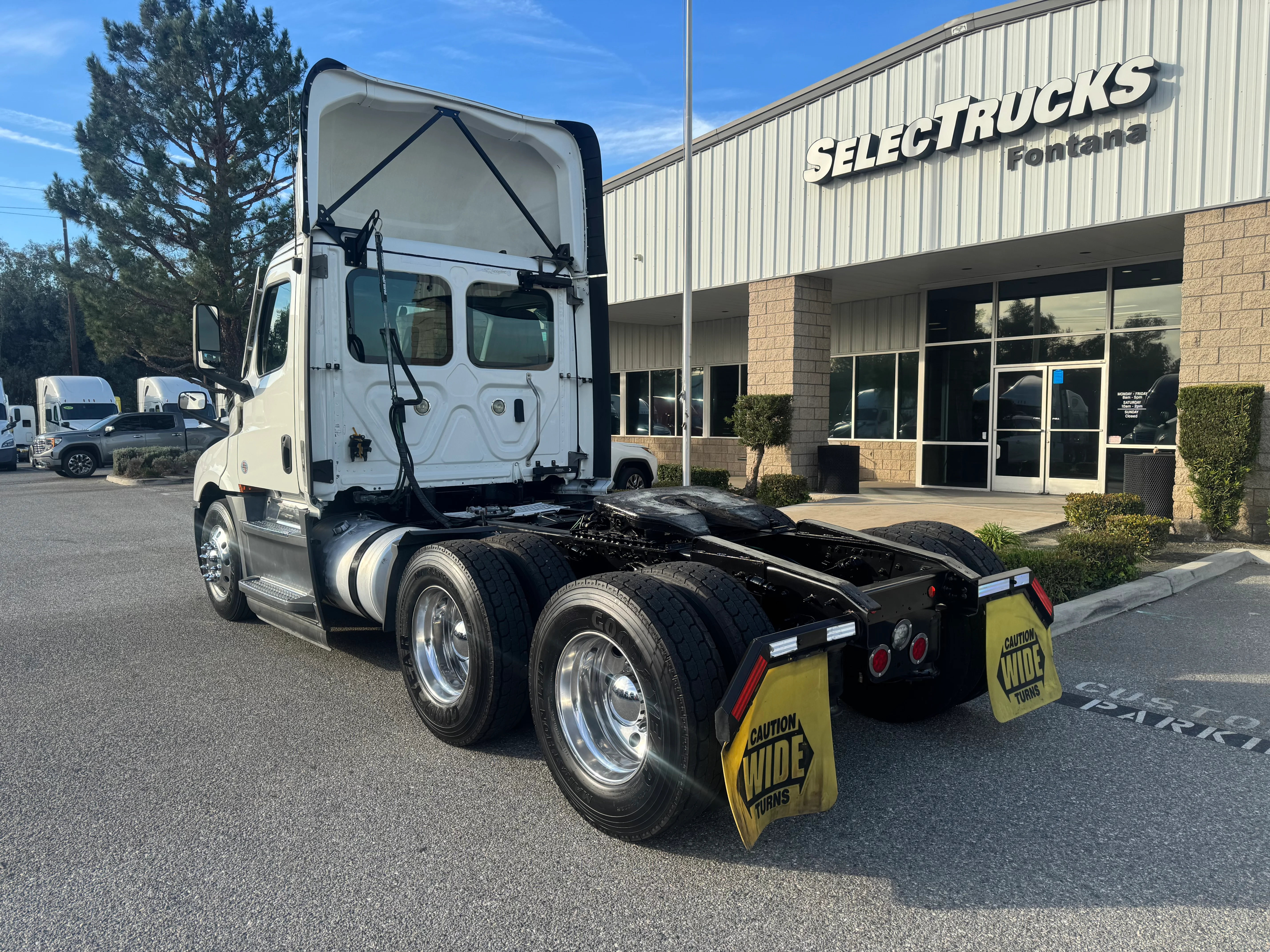 2021 Freightliner Cascadia in Selectrucks Fontana, CA — photo 4