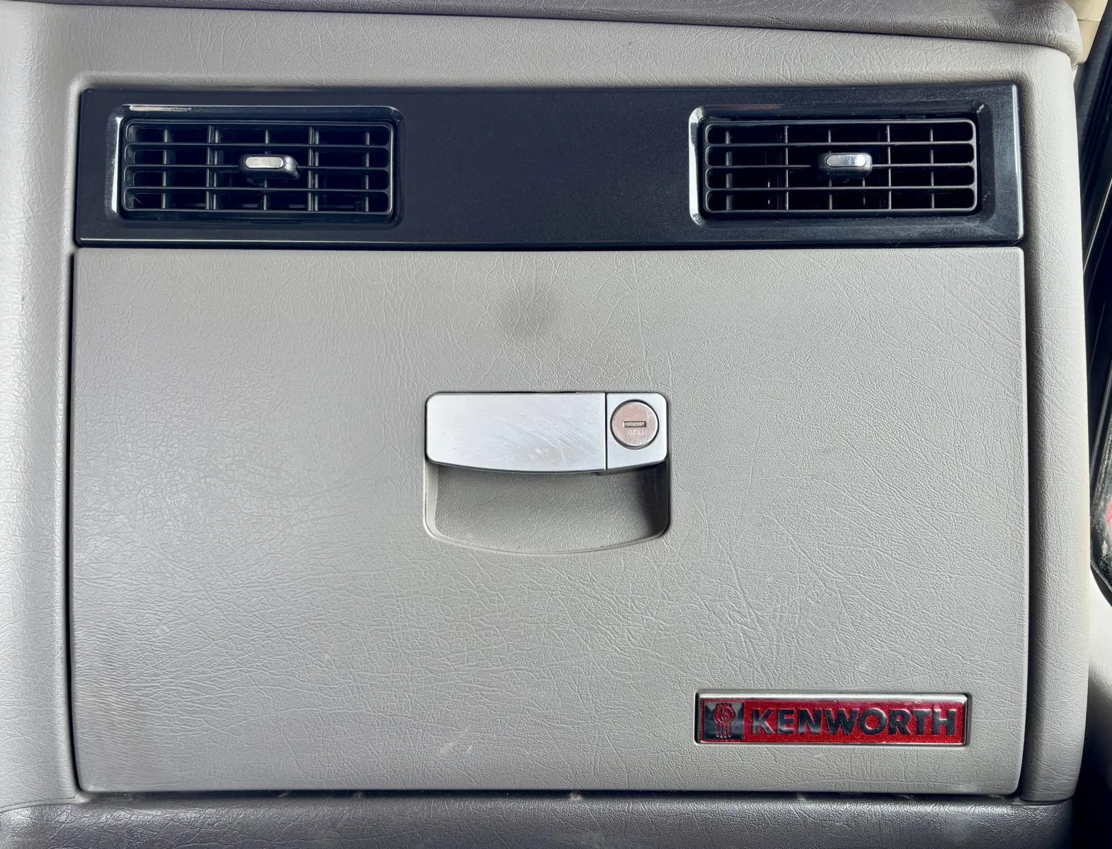 2020 Kenworth T800 - image 19