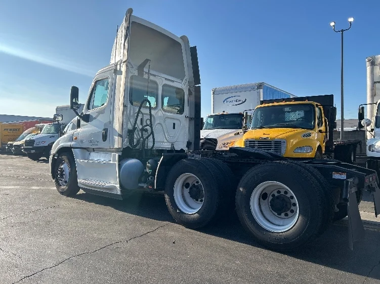 2019 Freightliner Cascadia - image 5