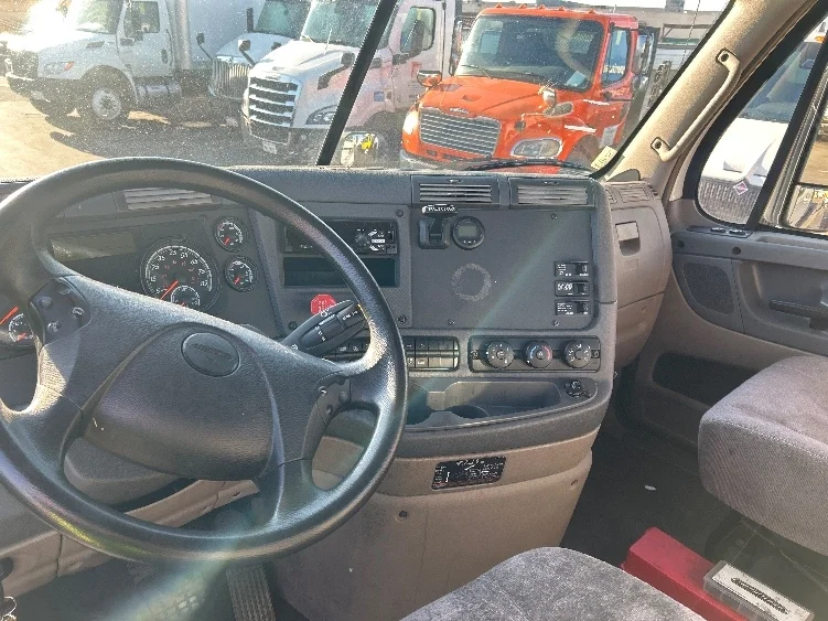 2019 Freightliner Cascadia - image 10