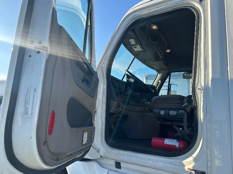 2019 Freightliner Cascadia - image 9