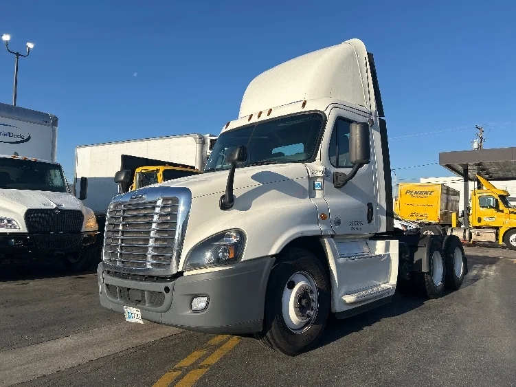 2019 Freightliner Cascadia - image 3