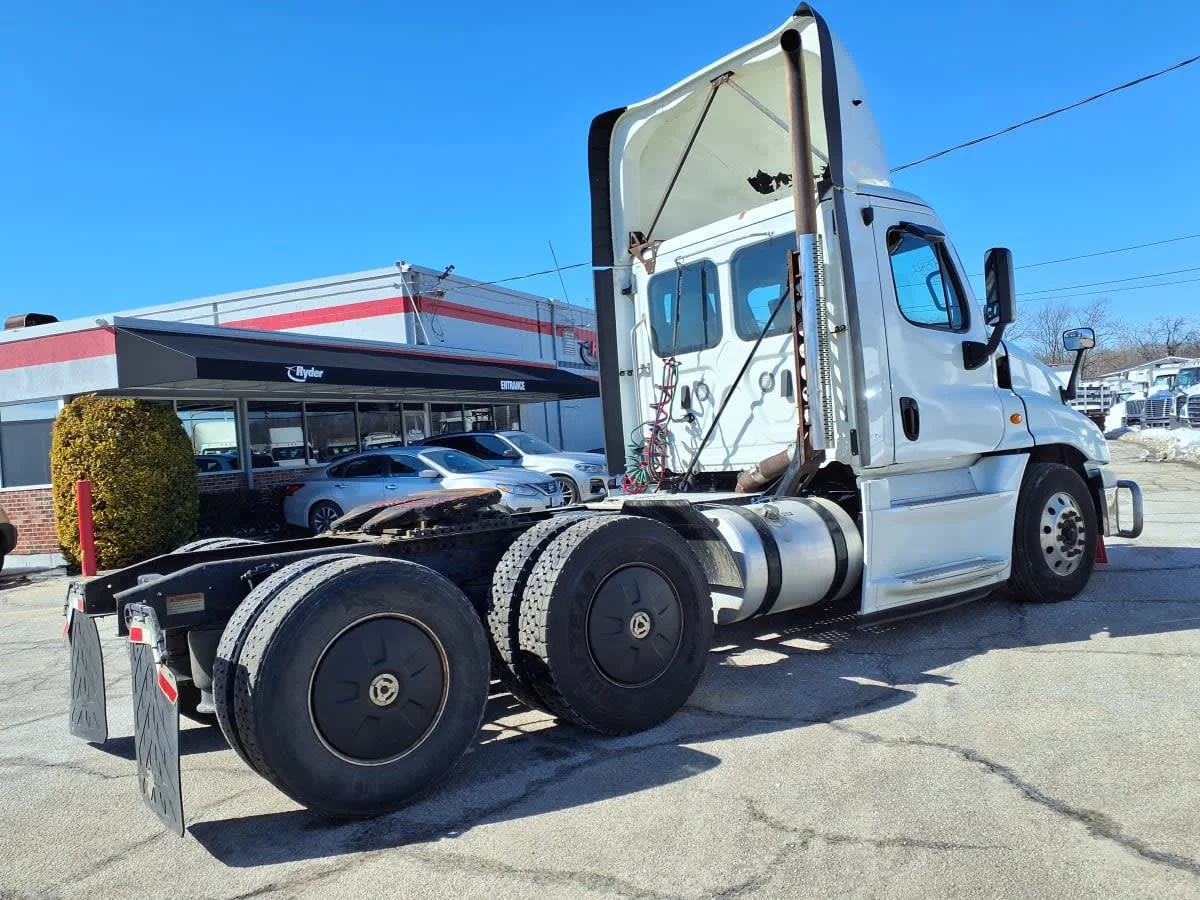 2019 Freightliner Cascadia in Warwick, RI — photo 4