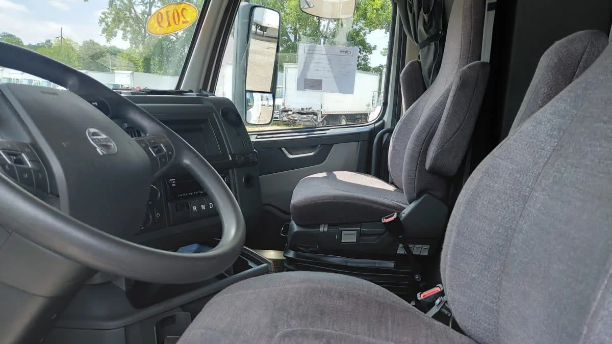 2019 Volvo VNR 640 - image 7