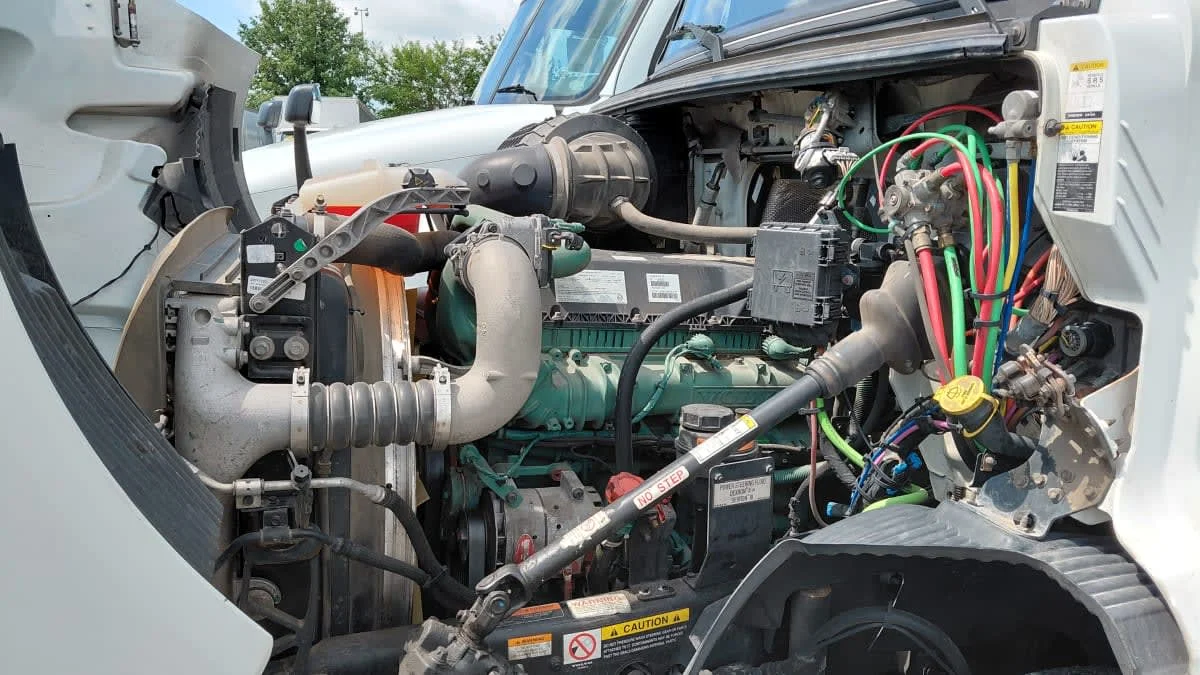 2019 Volvo VNR 640 - image 9