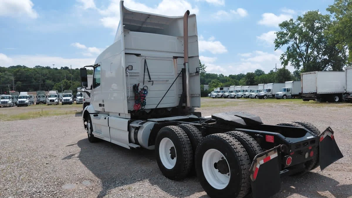 2019 Volvo VNR 640 - image 6