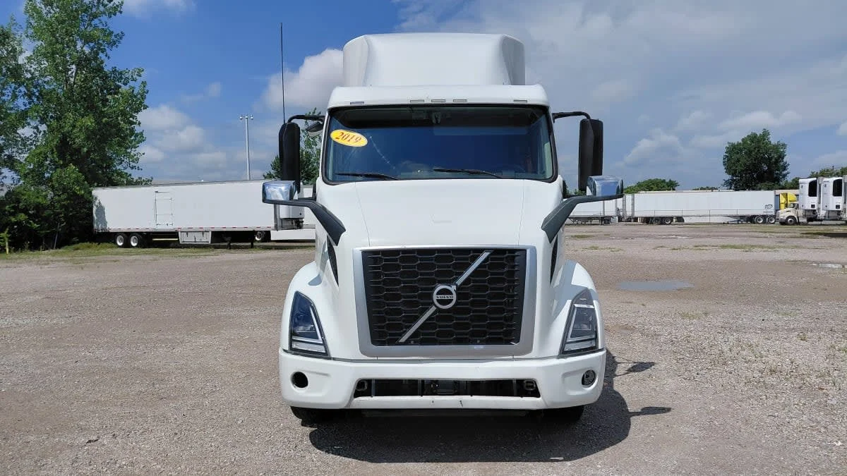 2019 Volvo VNR 640 - image 2