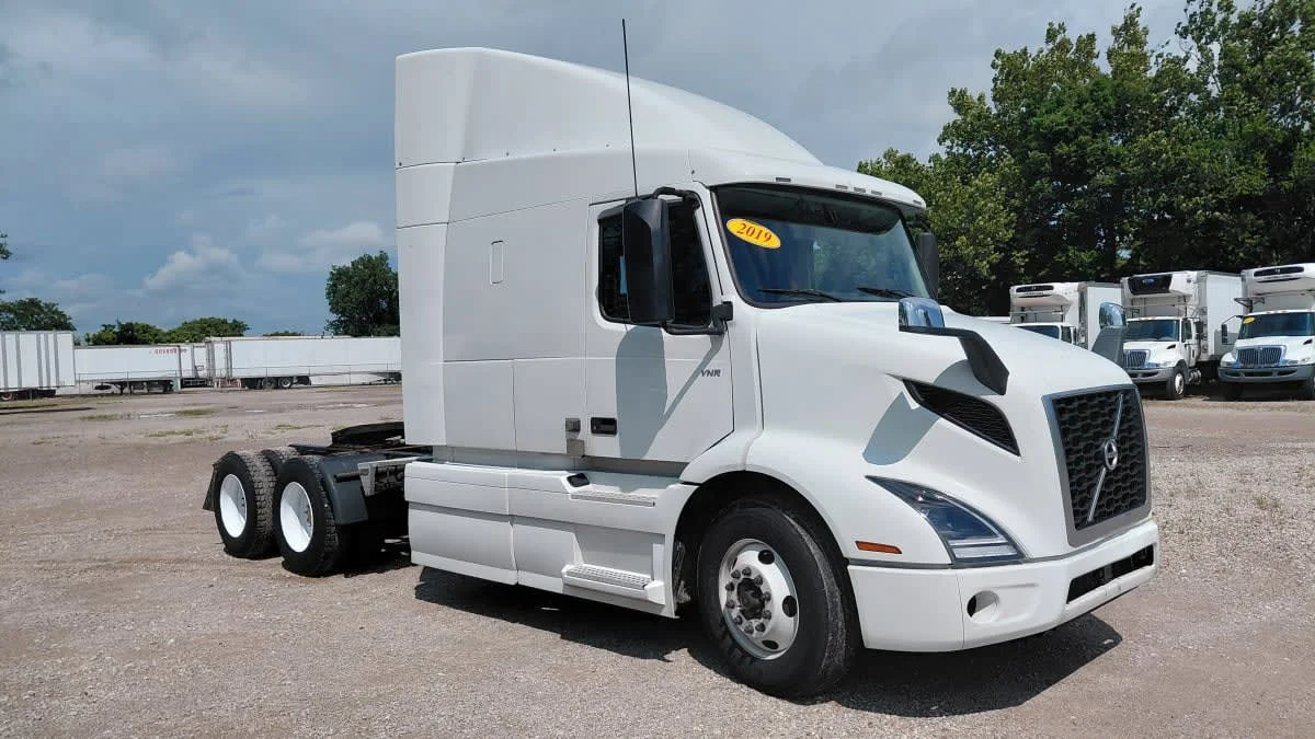 2019 Volvo VNR 640 - image 3