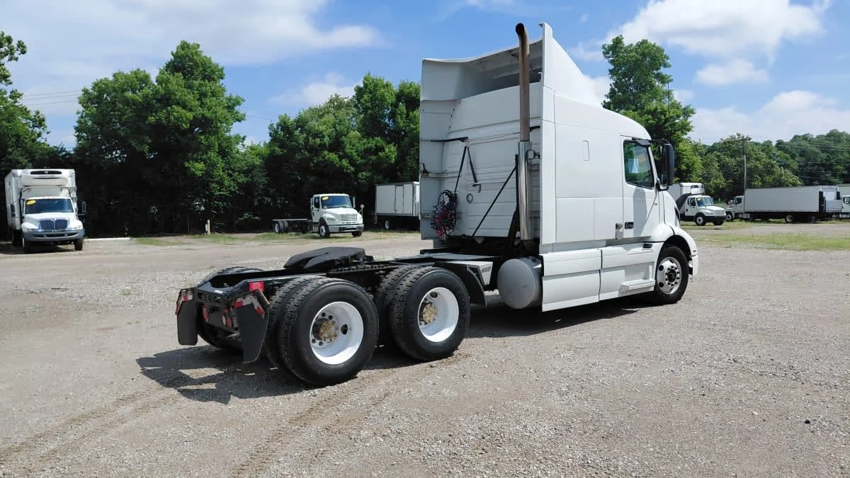2019 Volvo VNR 640 - image 4
