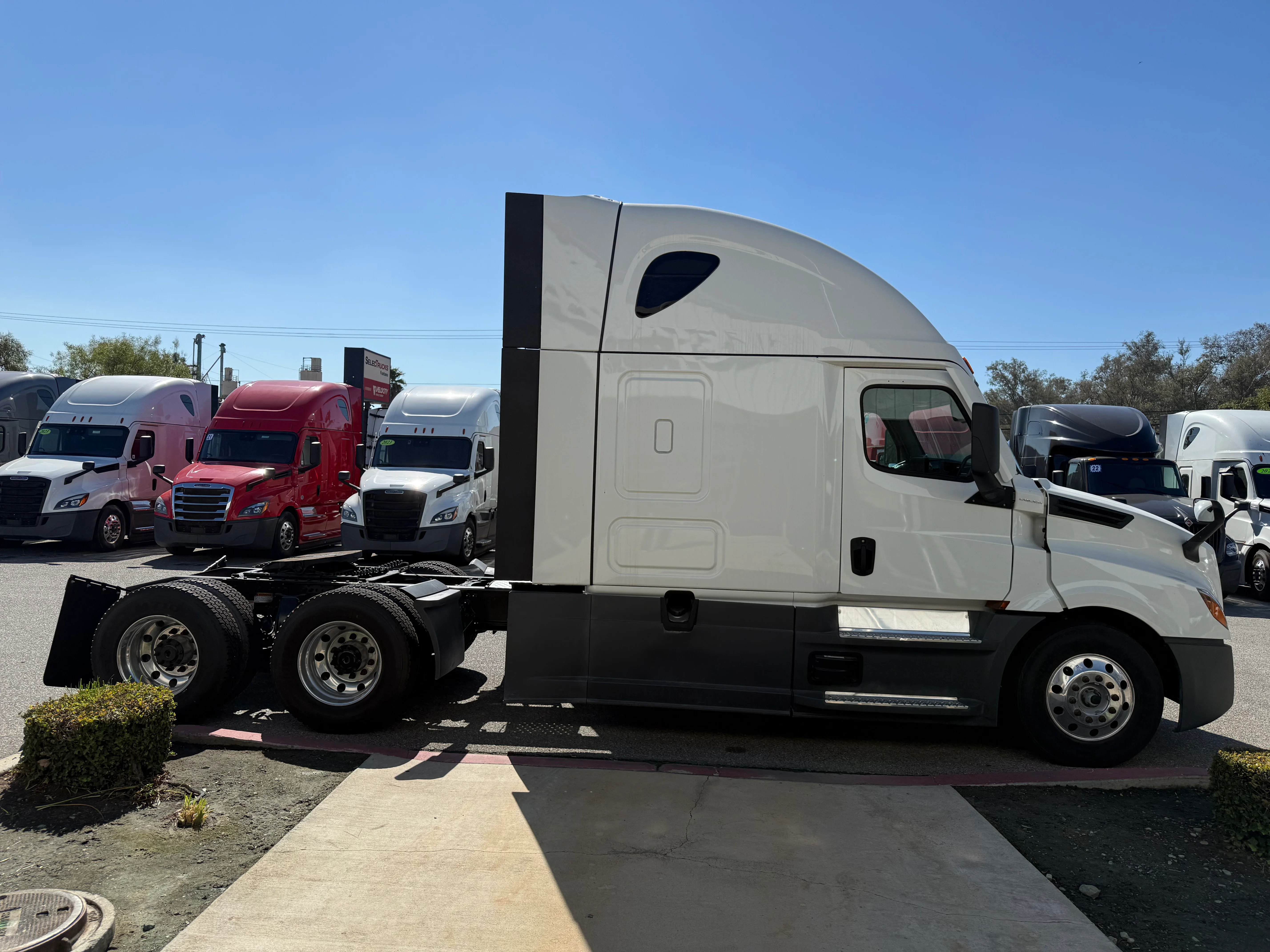 2023 Freightliner Cascadia in Selectrucks Fontana, CA — photo 8
