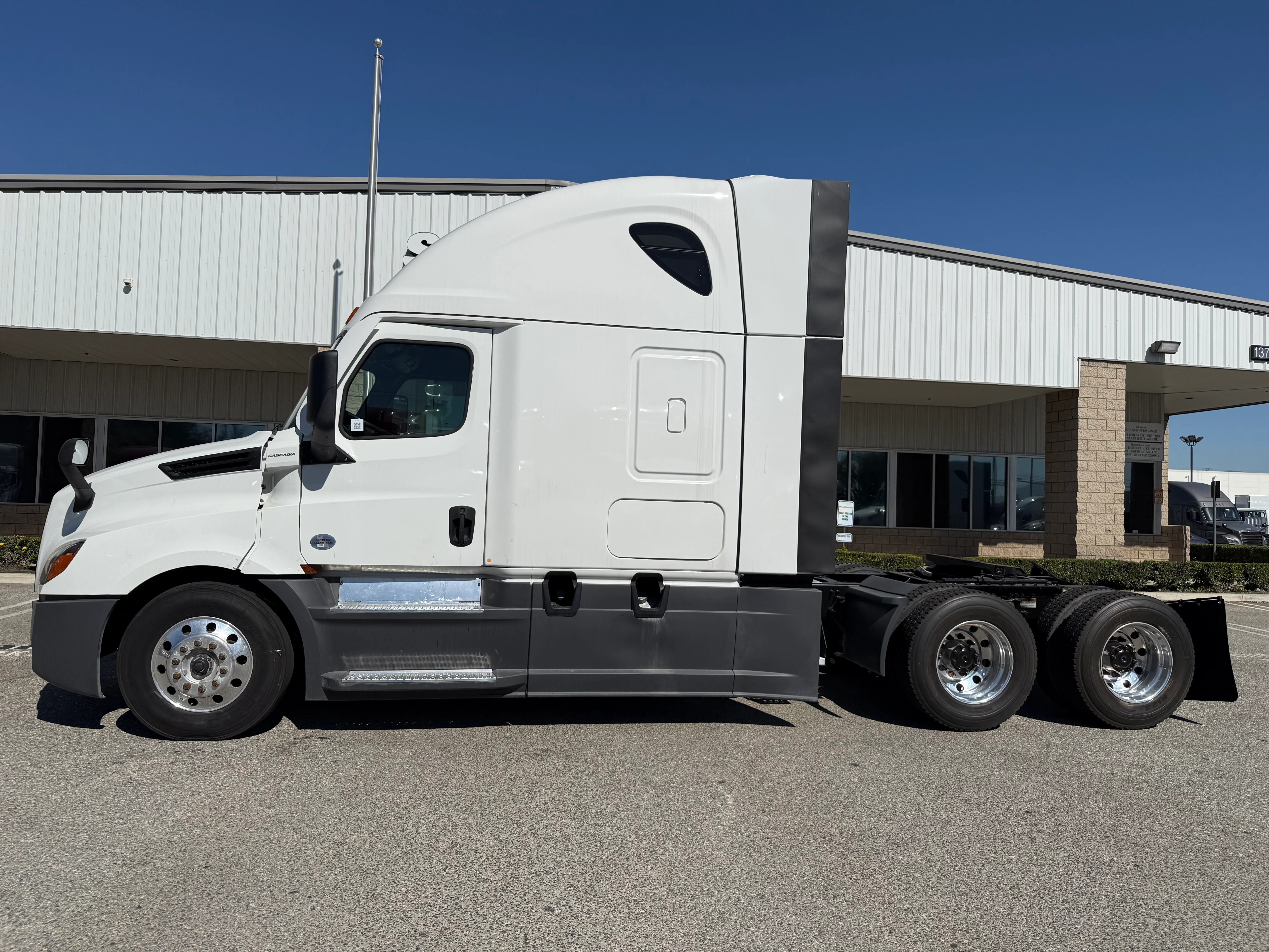 2023 Freightliner Cascadia in Selectrucks Fontana, CA — photo 3