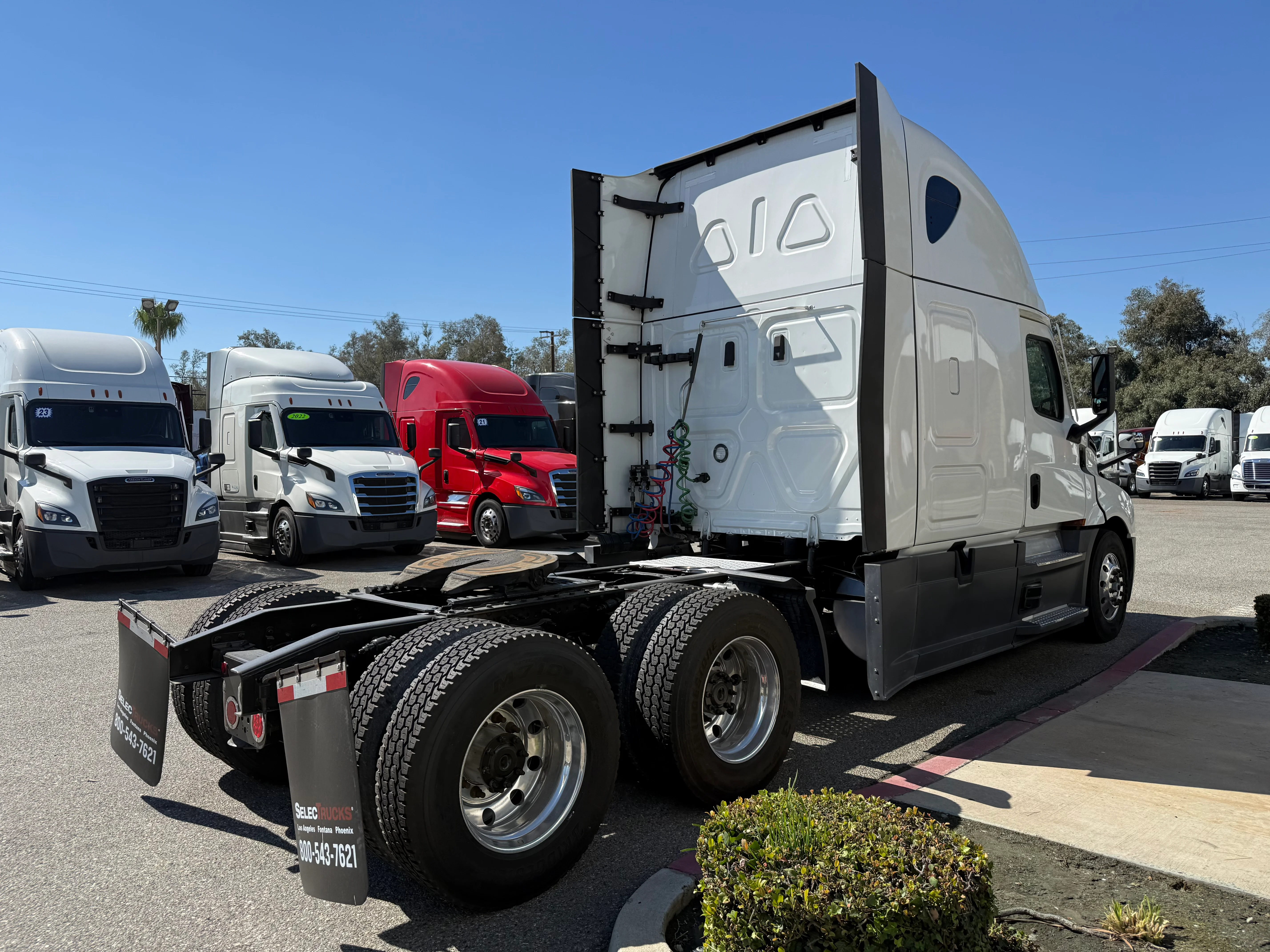 2023 Freightliner Cascadia in Selectrucks Fontana, CA — photo 7
