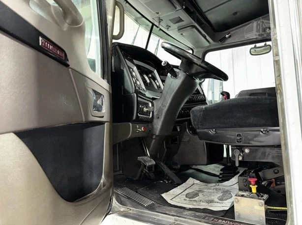 2012 Kenworth T800 - image 14