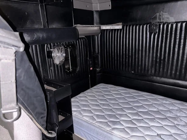 2012 Kenworth T800 - image 16