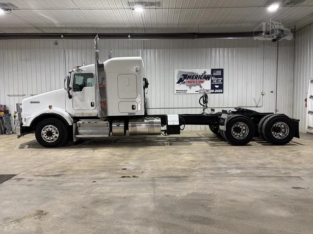 2012 Kenworth T800 - image 4