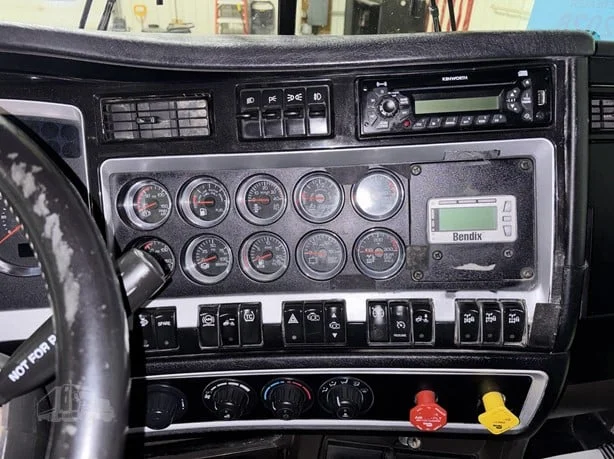 2012 Kenworth T800 - image 19
