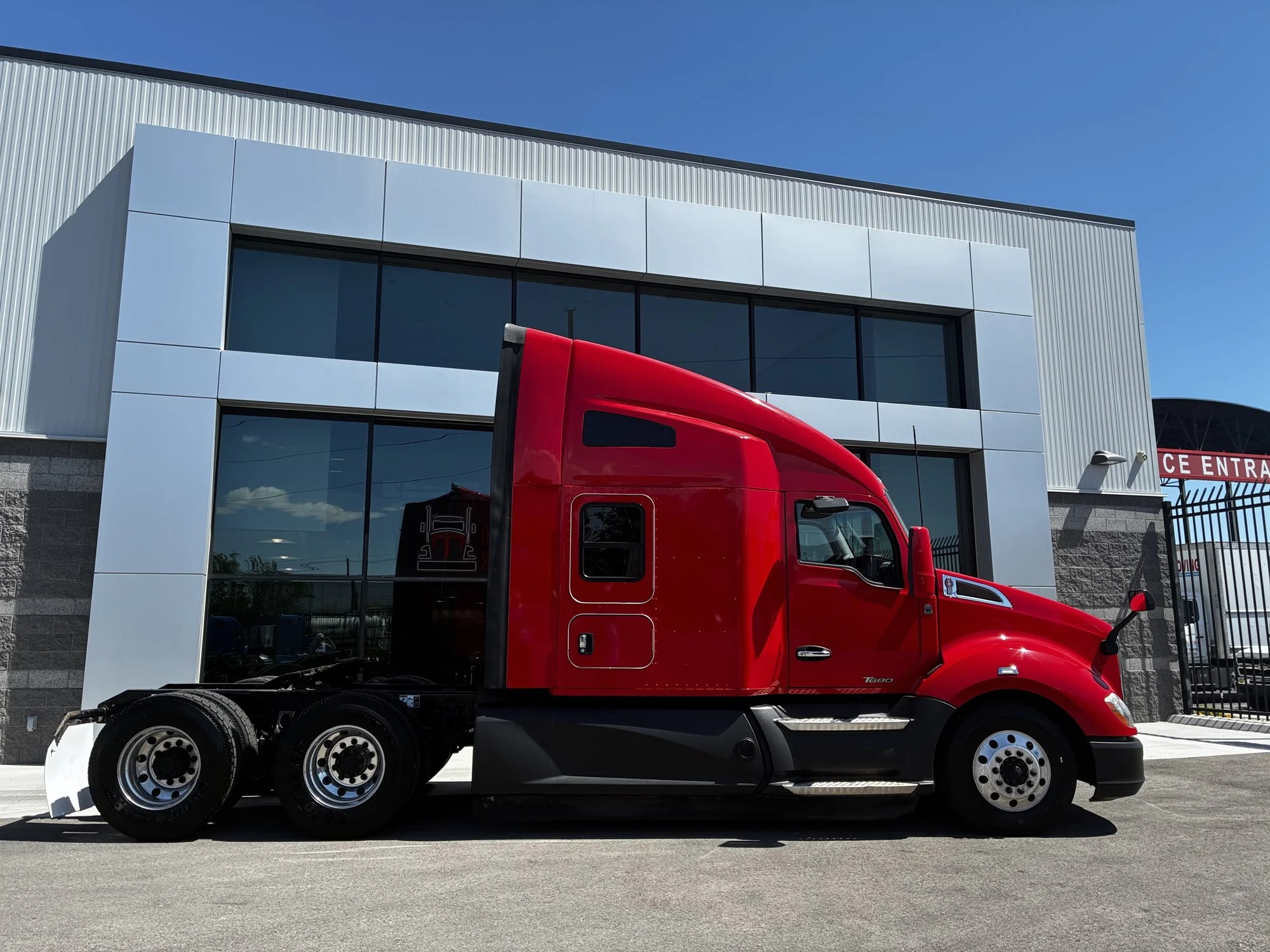 2022 Kenworth T680 in Las Vegas, NV — photo 2