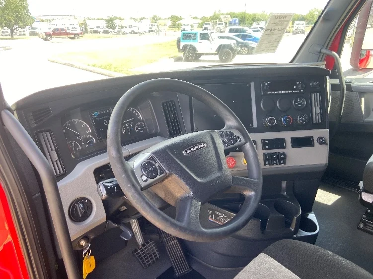 2022 Freightliner Cascadia in San Antonio, TX — photo 10