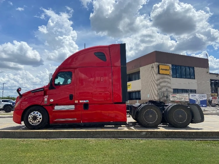 2022 Freightliner Cascadia in San Antonio, TX — photo 4