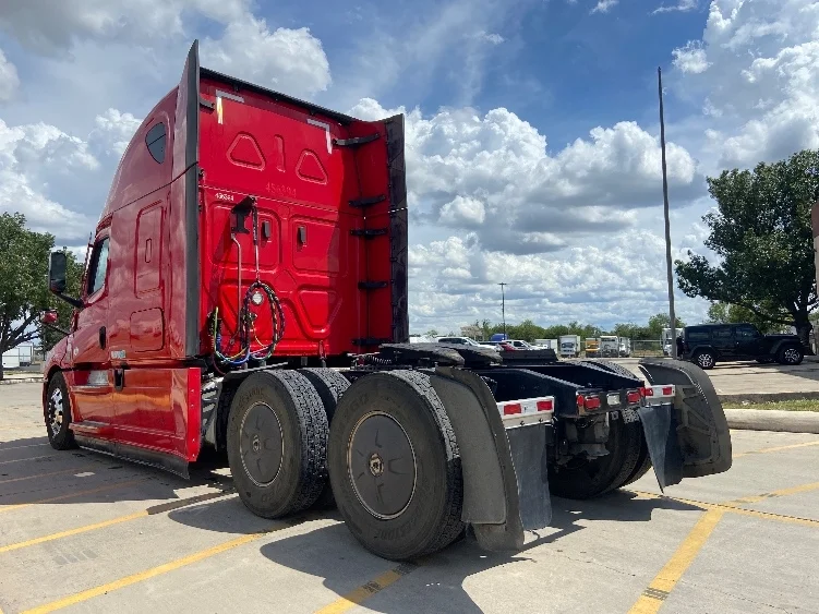 2022 Freightliner Cascadia in San Antonio, TX — photo 5