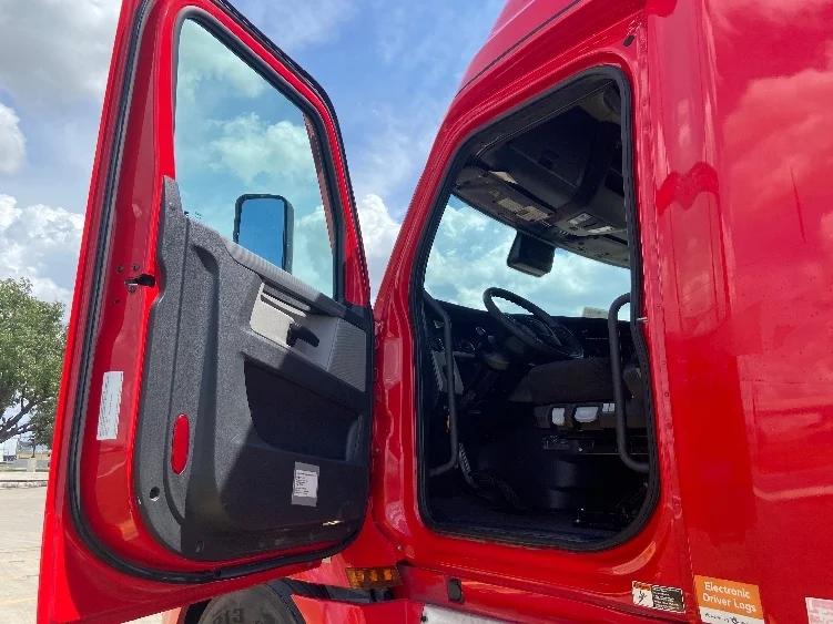 2022 Freightliner Cascadia in San Antonio, TX — photo 9