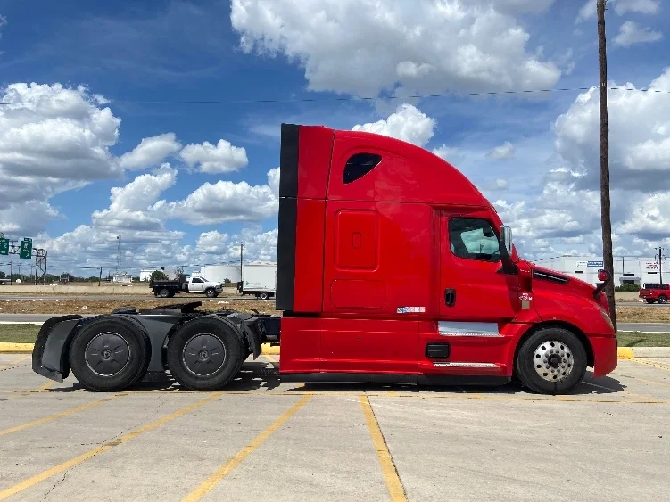 2022 Freightliner Cascadia in San Antonio, TX — photo 8