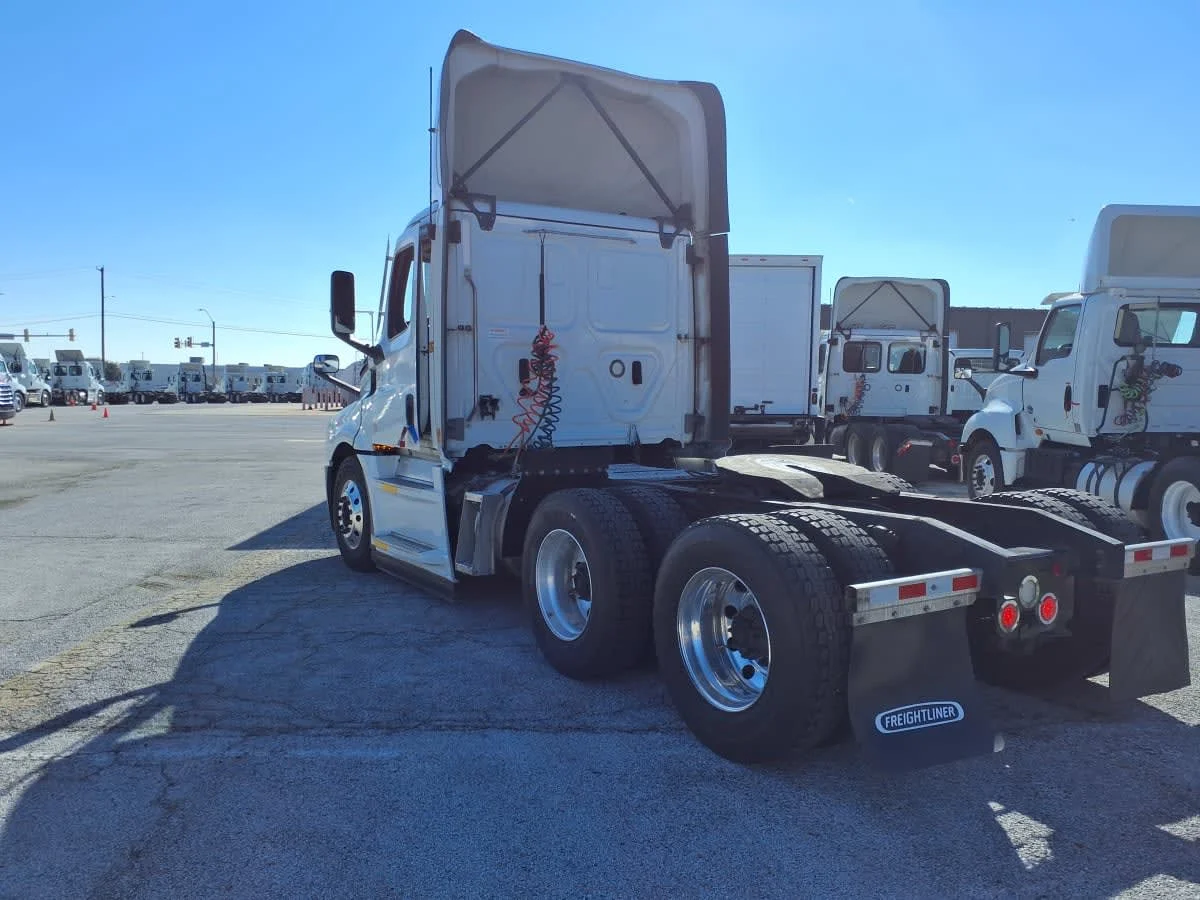2022 Freightliner Cascadia in Fort Worth, TX — photo 6