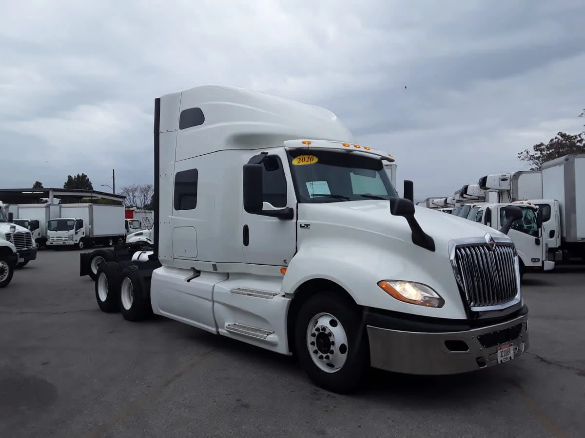 2020 International LT - image 3