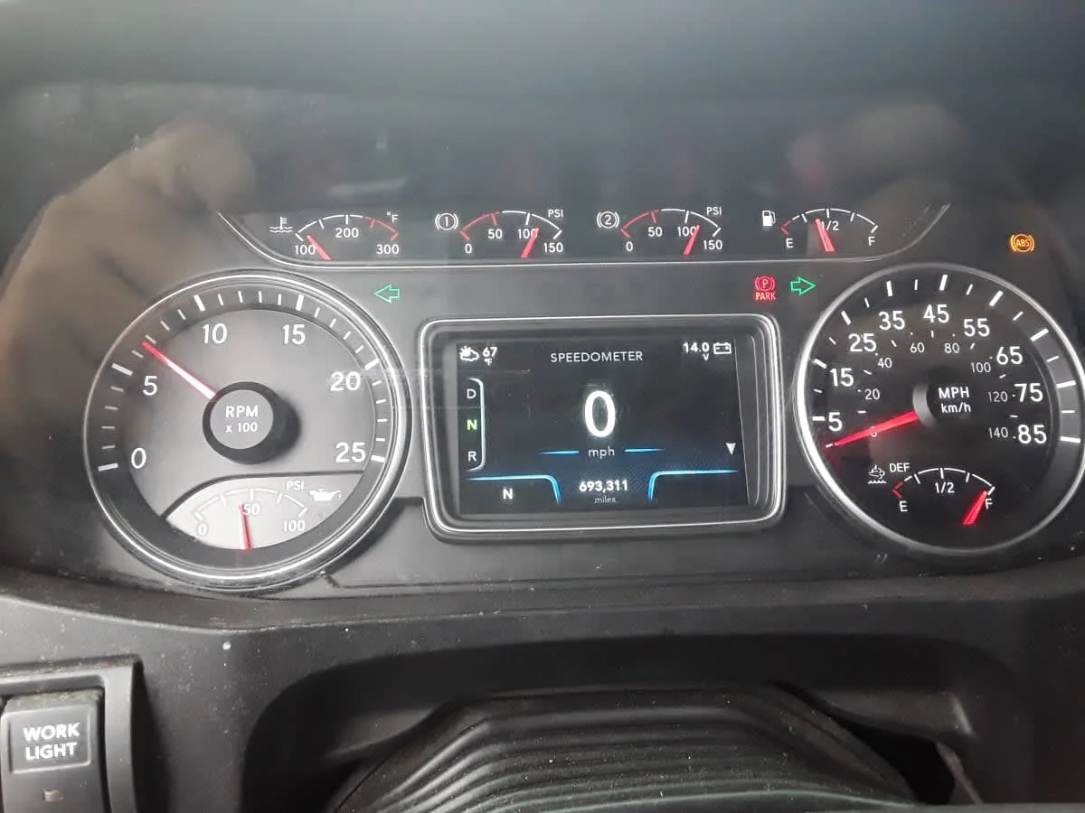 2020 International LT - image 10