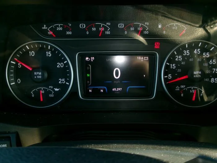 2023 International HX - image 7